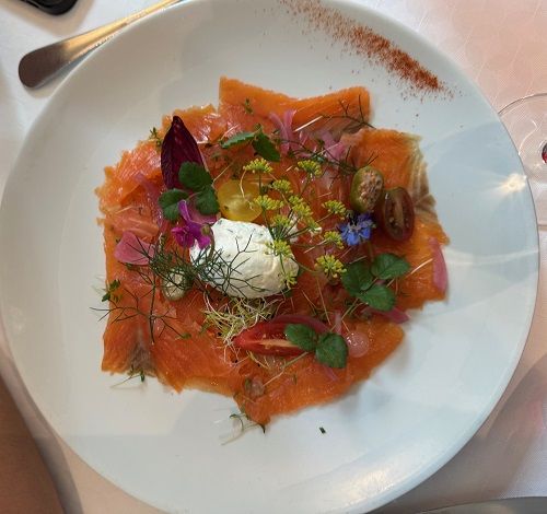 Saumon mariné façon gravlax, fleurs comestibles et crème aux herbes